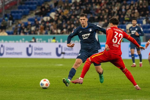 Robin Hranac (TSG 1899 Hoffenheim) und Fabian Rieder (FC Augsburg). xettx, Deutschland, Sinsheim, 29.11.2025, Fussball, Bundesliga: TSG 1899 Hoffenheim vs FC Augsburg, Saison 2025 2026, 12. Spieltag, PreZero Arena DFL DFB REGULATIONS PROHIBIT ANY USE OF PHOTOGRAPHS AS IMAGE SEQUENCES AND OR QUASI-VIDEO.