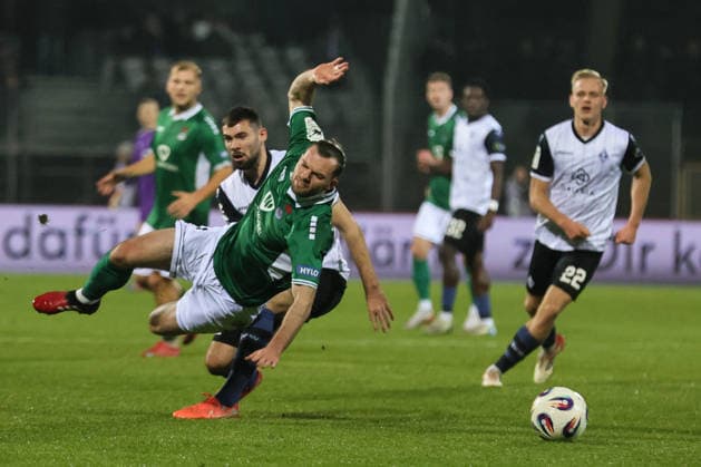 29.11.2025, Fussball, Herren, 16. Spieltag Dritte Liga Saison 2025 2026 3. Liga: FC Schweinfurt 05 - SV Waldhof Mannheim Von links: Manuel Wintzheimer (FC Schweinfurt 05, 25) gegen Tim Sechelmann (SV Waldhof Mannheim, 04) Schweinfurt Riedel Bau Arena im Sachs-Stadio Bayern Unterfranken Deutschland