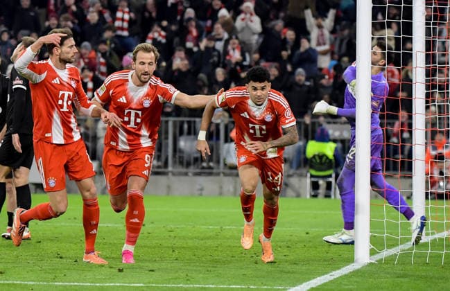 29.11.2025, xemx, Fussball 1.Bundesliga, FC Bayern Muenchen - FC St.Pauli v.l. Luis Diaz (FC Bayern Muenchen) Jubel, Torjubel, celebrate the goal, jubelt ueber das Tor zum 2:1 (DFL DFB REGULATIONS PROHIBIT ANY USE OF PHOTOGRAPHS as IMAGE SEQUENCES and or QUASI-VIDEO) Muenchen