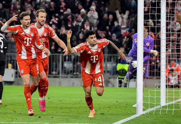 29.11.2025, xemx, Fussball 1.Bundesliga, FC Bayern Muenchen - FC St.Pauli v.l. Luis Diaz (FC Bayern Muenchen) Jubel, Torjubel, celebrate the goal, jubelt ueber das Tor zum 2:1 (DFL DFB REGULATIONS PROHIBIT ANY USE OF PHOTOGRAPHS as IMAGE SEQUENCES and or QUASI-VIDEO) Muenchen