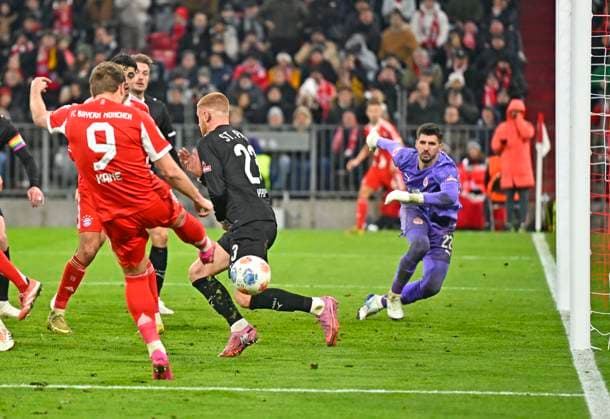 29.11.2025, Fussball Bundesliga 2025 2026, 12.Spieltag, FC Bayern München - FC St. Pauli, in der Allianz-Arena München, Harry Kane (FC Bayern München) gegen Torwart Nikola Vasilj (FC St. Pauli)