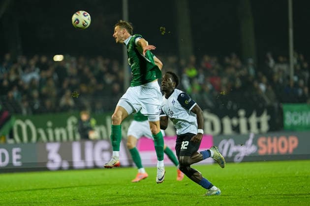 Fussball: 3. Liga, Finalspiel 1, 1. FC Schweinfurt 05 - SV Waldhof Mannheim am 29.11.2025 in Schweinfurt (Sachs-Stadion ), Deutschland, Saison 2025 2026: DFB DFL REGULATIONS PROHIBIT ANY USE OF PHOTOGRAPHS as IMAGE SEQUENCES and or QUASI-VIDEO: Thomas Meißner (8, S05) klärt den Ball vor Kennedy Okpala (32, SVWM). Schweinfurt Sachs-Stadion Deutschland Copyright: xChristophxKinzingerx