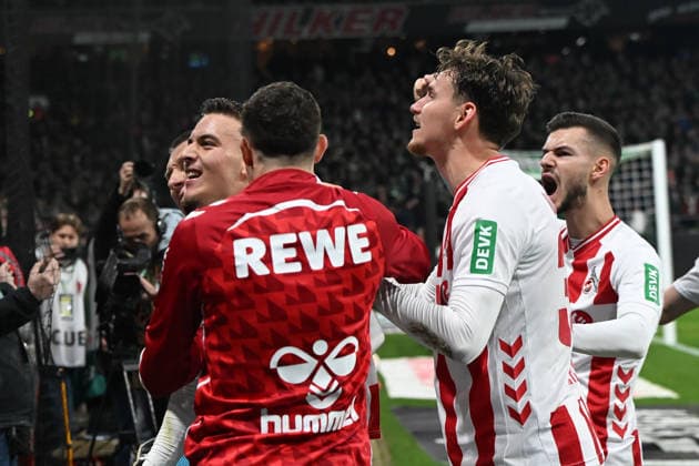 Said El Mala (1. FC Koeln) Torjubel, jubelt mit seiner Mannschaft nach dem Treffer zum 1:1 waehrend des Spiels der Bundesliga zwischen Werder Bremen und dem 1. FC Köln, Weserstadion am 29. November 2025 in Bremen, Deutschland. (Foto von Ralf Treese DeFodi Images) +++ Said El Mala (1. FC Koeln) celebrates after scoring his team™s first goal with teammates during the Bundesliga match between Werder Bremen and 1. FC Köln at Weserstadion on November 29, 2025 in Bremen, Germany. (Photo by Ralf Treese DeFodi Images) DFL regulations prohibit any use of photographs as image sequences and or quasi-video. (Photo by Ralf Treese DeFodi Images)