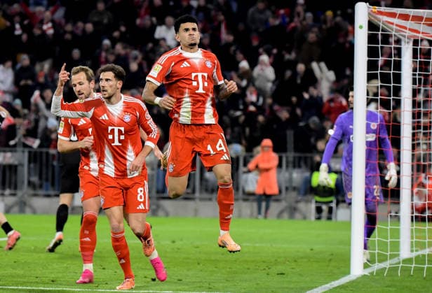 29.11.2025, xemx, Fussball 1.Bundesliga, FC Bayern Muenchen - FC St.Pauli v.l. Luis Diaz (FC Bayern Muenchen) Jubel, Torjubel, celebrate the goal, jubelt ueber das Tor zum 2:1 (DFL DFB REGULATIONS PROHIBIT ANY USE OF PHOTOGRAPHS as IMAGE SEQUENCES and or QUASI-VIDEO) Muenchen