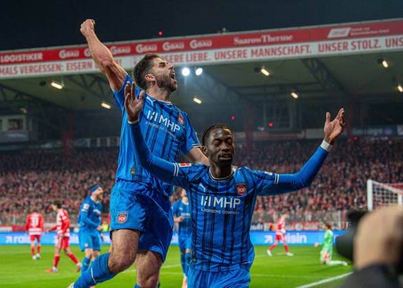 Fußball, Herren, Saison 2025 2026, 1. Bundesliga (12. Spieltag), 1. FC Union Berlin - 1. FC Heidenheim, v. l. Stefan Schimmer (Heidenheim), Omar Traore (Heidenheim), Jubel nach Tor zum 1:1, 29.11.2025, Copyright: xSebastianxRäppold MatthiasxKochx
