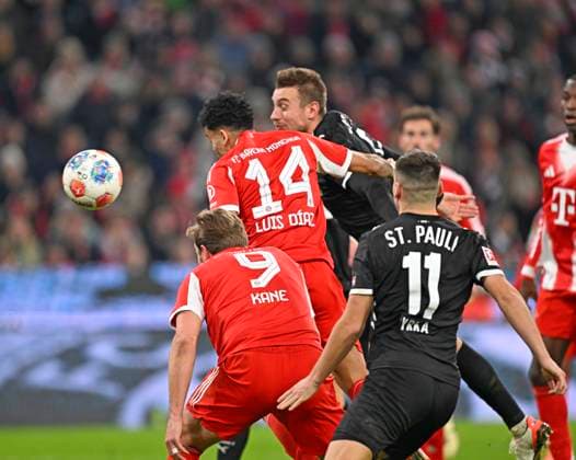 29.11.2025, Fussball Bundesliga 2025 2026, 12.Spieltag, FC Bayern München - FC St. Pauli, in der Allianz-Arena München, Luis Diaz (FC Bayern München) köpft ein