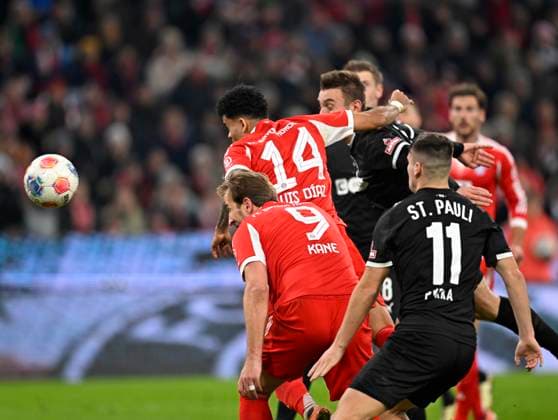 29.11.2025, Fussball Bundesliga 2025 2026, 12.Spieltag, FC Bayern München - FC St. Pauli, in der Allianz-Arena München, Luis Diaz (FC Bayern München) köpft ein