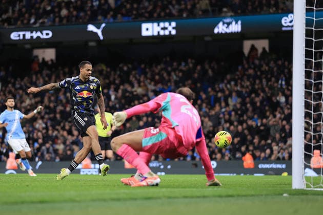 Football - Premier League - Manchester United, ManU v Leeds United 29th November 2025 - Premier League - Manchester City v Leeds United - Lukas Nmecha of Leeds United scores their 2nd goal - Photo: Simon Stacpoole Offside. Manchester UK Copyright: xSimonxStacpoolexOffside
