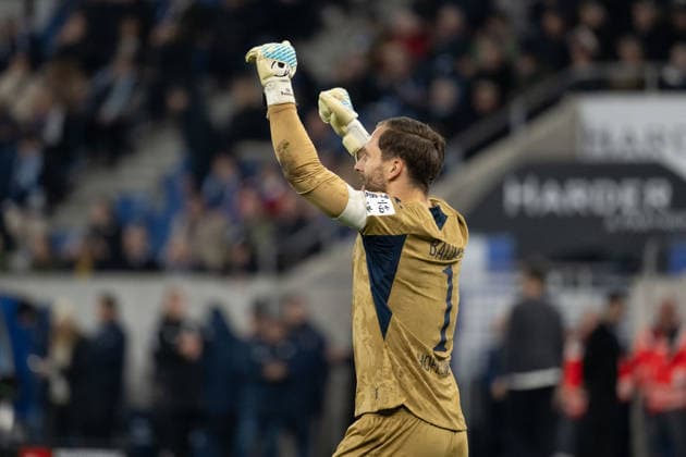 Nach Spielende Schlussjubel, freude bei Oliver Baumann (TSG 1899 Hoffenheim, 01) GER, TSG 1899 Hoffenheim vs. FC Augsburg, Fussball, Herren, 1. Bundesliga, 12. Spieltag, Spielzeit 2025 2026, 29.11.2025, DFL DFB REGULATIONS PROHIBIT ANY USE OF PHOTOGRAPHS AS IMAGE SEQUENCES AND OR QUASI-VIDEO, GER, TSG 1899 Hoffenheim vs. FC Augsburg, Fussball, Herren, 1. Bundesliga, 12. Spieltag, Spielzeit 2025 2026, 29.11.2025 Sinsheim Copyright: xEibner-Pressefoto WolfgangxFrankx EP_WFK