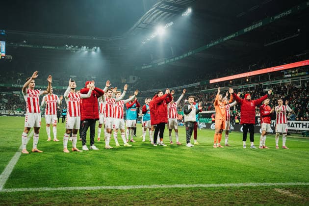 1. Bundesliga: SV Werder Bremen vs. 1. FC Köln, 29.11.2025 Der 1. FC Köln klatscht zu seinen Fans nach Spielende; Fußball, 1. Bundesliga, 12. Spieltag: SV Werder Bremen vs. 1. FC Köln am 29.11.2025 im Weserstadion, Bremen DFL REGULATIONS PROHIBIT ANY USE OF PHOTOGRAPHS AS IMAGE SEQUENCES AND OR QUASI-VIDEO. Copyright: xBEAUTIFULxSPORTS Tonhäuserx