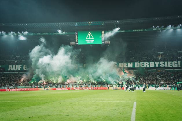 1. Bundesliga: SV Werder Bremen vs. 1. FC Köln, 29.11.2025 SV Werder Bremen Fans mit dem Banner Auf gehts Werder - holt uns den Derbysieger! ; Fußball, 1. Bundesliga, 12. Spieltag: SV Werder Bremen vs. 1. FC Köln am 29.11.2025 im Weserstadion, Bremen DFL REGULATIONS PROHIBIT ANY USE OF PHOTOGRAPHS AS IMAGE SEQUENCES AND OR QUASI-VIDEO. Copyright: xBEAUTIFULxSPORTS Tonhäuserx