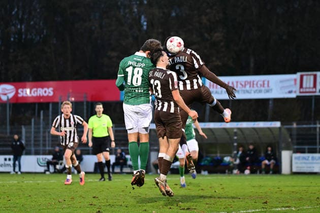 Fußball I Herren I Saison 2025-2026 I Regionalliga Nord I 21. Spieltag I FC St. Pauli II - VfB Lübeck I 29.11.2025 Nemo Philipp (18, VfB Lübeck) Julius Grunwald (13, FC St. Pauli II) Muhammad Dahaba (3, FC St. Pauli II) Norderstedt Edmund-Plambeck-Stadion, Ochsenzoller Str. 58 22848 Norderstedt Schleswig Holstein Deutschland Copyright: xLobeca FelixxSchlikisx