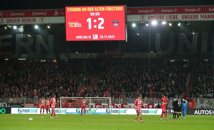Anzeigetafel mit Endergebnis 1:2, Union Mannschaft enttäuscht nach Spielende Enttäuschung Fußball Fussball Bundesliga Herren DFL 12. Spieltag Saison 2025 2026 29.11.2025 1.FC Union Berlin FCU vs. 1.FC Heidenheim FCH DFL regulations prohibit any use of photographs as image sequences and or quasi-video.