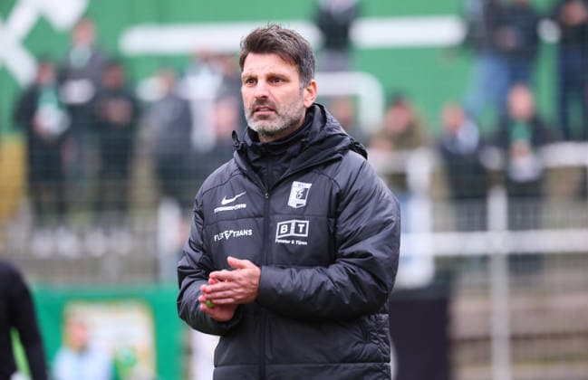 Leipzig, 29.11.2025, Alfred-Kunze-Sportpark, Regionalliga Nordost , BSG CHEMIE LEIPZIG vs. FSV ZWICKAU , Im Bild: Trainer Adrian Alipour, Chemie Leipzig ,
