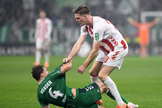 Niklas Stark (Werder Bremen) und Marius Buelter (1. FC Koeln) gestikuliert, gestik waehrend des Spiels der Bundesliga zwischen Werder Bremen und dem 1. FC Köln, Weserstadion am 29. November 2025 in Bremen, Deutschland. (Foto von Ralf Treese DeFodi Images) +++ Niklas Stark (Werder Bremen) und Marius Buelter (1. FC Koeln) gestures during the Bundesliga match between Werder Bremen and 1. FC Köln at Weserstadion on November 29, 2025 in Bremen, Germany. (Photo by Ralf Treese DeFodi Images) DFL regulations prohibit any use of photographs as image sequences and or quasi-video. (Photo by Ralf Treese DeFodi Images)