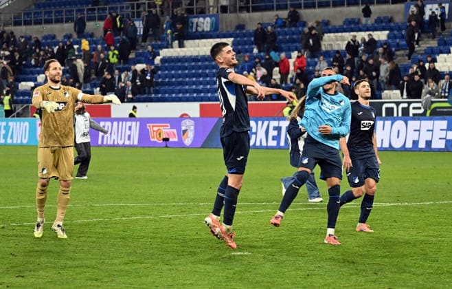 29.11.2025, xjhx, Fussball 1.Bundesliga, TSG 1899 Hoffenheim - FC Augsburg v.l. Oliver Baumann (1899 Hoffenheim) und Team jubeln jubelt nach Spielende (DFL DFB REGULATIONS PROHIBIT ANY USE OF PHOTOGRAPHS as IMAGE SEQUENCES and or QUASI-VIDEO) Sinsheim
