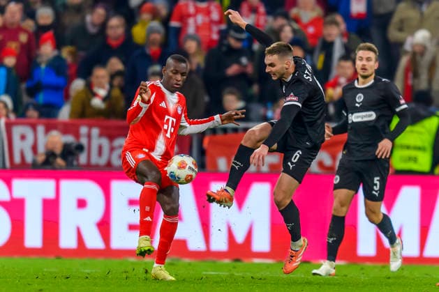 GER, DFB, FC Bayern Muenchen vs. FC St. Pauli 29.11.2025, Allianz Arena, Muenchen, GER, DFB, FC Bayern Muenchen vs. FC St. Pauli, im Bild Nicolas Jackson (FCB 11) im Zweikampf gegen James Sands (St. Pauli 6)
