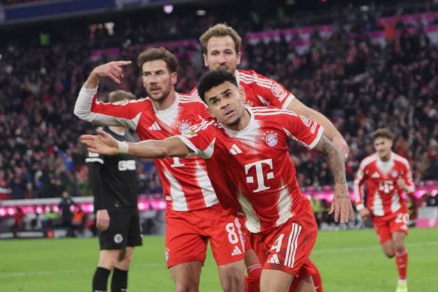 Torschuetze Bayerns 14 LUIS DIAZ jubelt nach seinem Treffer zum 2:1 vor 8 Leon GORETZKA und 9 Harry KANE. Fussball: Muenchen - St.Pauli. Fußball - Bundesliga, FC Bayern München - FC St.Pauli Hamburg, 12.Spieltag, Saison 2025-2026, am 29.11.2025 in Muenchen, A L L I A N Z A R E N A, Deutschland. Quelle Copyright Credit : Oryk HAIST