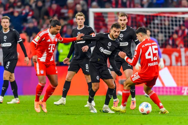 GER, DFB, FC Bayern Muenchen vs. FC St. Pauli 29.11.2025, Allianz Arena, Muenchen, GER, DFB, FC Bayern Muenchen vs. FC St. Pauli, im Bild Serge Gnabry (FCB 7) Danel Sinani (St. Pauli 10) Aleksandar Pavlovi Pavlovic (FCB 45)