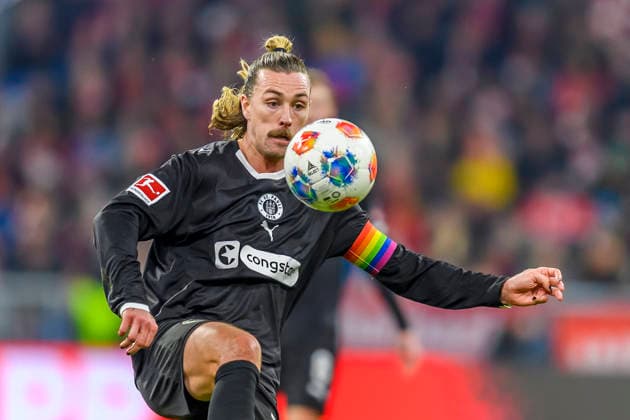 GER, DFB, FC Bayern Muenchen vs. FC St. Pauli 29.11.2025, Allianz Arena, Muenchen, GER, DFB, FC Bayern Muenchen vs. FC St. Pauli, im Bild Jackson Irvine (St. Pauli 7)