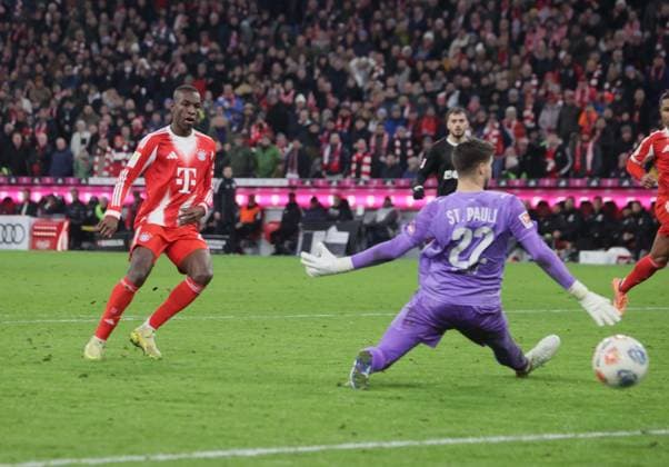 Bayerns 11 Nicolas JACKSON trifft ins Tor zum 3:1. Fussball: Muenchen - St.Pauli. Fußball - Bundesliga, FC Bayern München - FC St.Pauli Hamburg, 12.Spieltag, Saison 2025-2026, am 29.11.2025 in Muenchen, A L L I A N Z A R E N A, Deutschland. Quelle Copyright Credit : Oryk HAIST