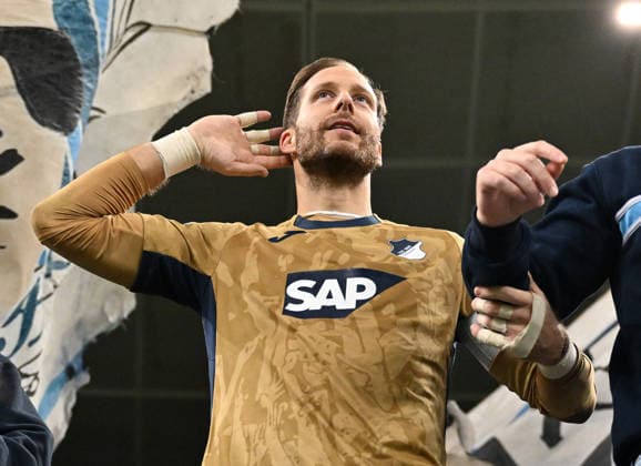 29.11.2025, xjhx, Fussball 1.Bundesliga, TSG 1899 Hoffenheim - FC Augsburg v.l. Oliver Baumann (1899 Hoffenheim) am fanblock (DFL DFB REGULATIONS PROHIBIT ANY USE OF PHOTOGRAPHS as IMAGE SEQUENCES and or QUASI-VIDEO) Sinsheim