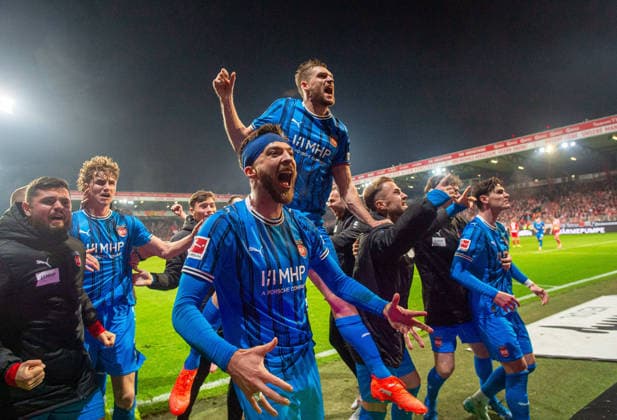 Fußball, Herren, Saison 2025 2026, 1. Bundesliga (12. Spieltag), 1. FC Union Berlin - 1. FC Heidenheim, v. l. Marnon Busch (Heidenheim), Jan Schöppner (Heidenheim), Julian Niehues (Heidenheim), Patrick Mainka (Heidenheim), Niklas Dorsch (Heidenheim), Thomas Keller (Heidenheim), Jubel nach Abpfiff, 29.11.2025, Copyright: xSebastianxRäppold MatthiasxKochx