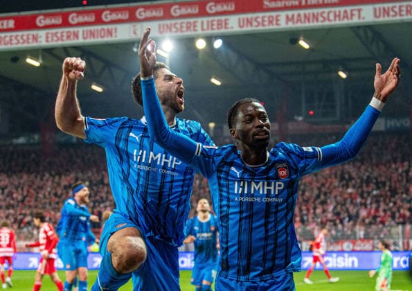 Fußball, Herren, Saison 2025 2026, 1. Bundesliga (12. Spieltag), 1. FC Union Berlin - 1. FC Heidenheim, v. l. Stefan Schimmer (Heidenheim), Omar Traore (Heidenheim), Jubel nach Tor zum 1:1, 29.11.2025, Copyright: xSebastianxRäppold MatthiasxKochx