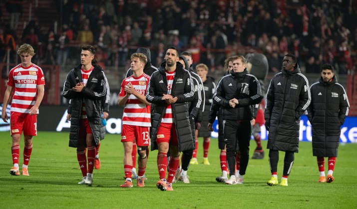 Fußball, Herren, Saison 2025 2026, 1. Bundesliga (12. Spieltag), 1. FC Union Berlin - 1. FC Heidenheim, v. l. Leopold Querfeld (1. FC Union Berlin), Janik Haberer (1. FC Union Berlin), Andras Schäfer (1. FC Union), Rani Khedira (1. FC Union Berlin), Enttäuschung nach Abpfiff, 29.11.2025, Copyright: xMatthiasxKochx