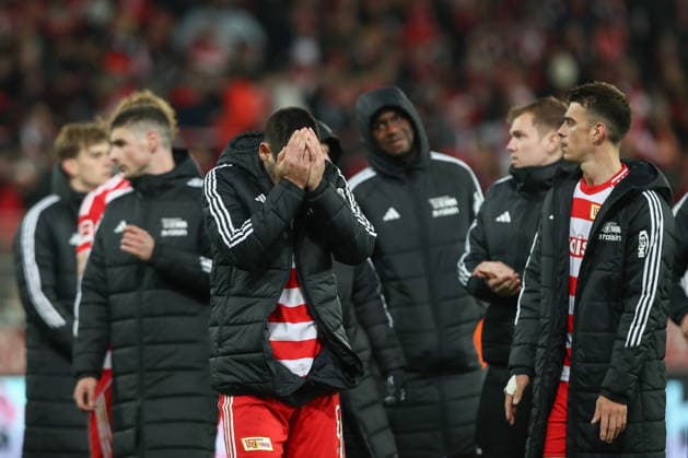 29.11.2025, xtgx, Fussball 1. Bundesliga, 1. FC Union Berlin - 1. FC Heidenheim emspor, v.l. Union um Rani Khedira (Union Berlin, 8) enttaeuscht, enttäuscht, schaut enttaeuscht, niedergeschlagen, disappointed (DFL DFB REGULATIONS PROHIBIT ANY USE OF PHOTOGRAPHS as IMAGE SEQUENCES and or QUASI-VIDEO) Berlin