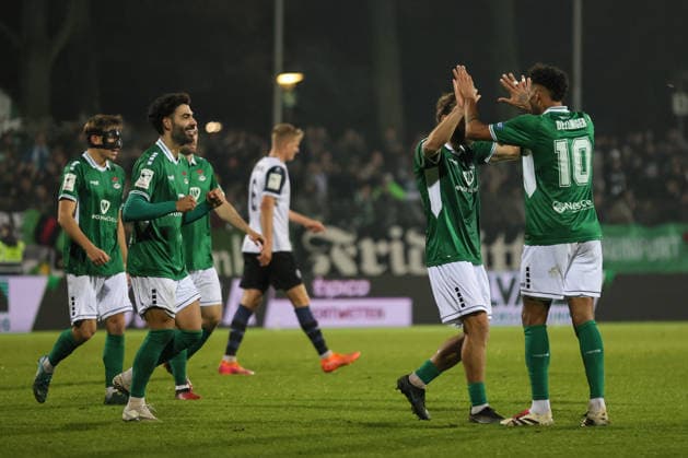 29.11.2025, Fussball, Herren, 16. Spieltag Dritte Liga Saison 2025 2026 3. Liga: FC Schweinfurt 05 - SV Waldhof Mannheim Von links: Torschütze Ekin Celebi (FC Schweinfurt 05, 11) feiert mit Kristian Böhnlein (FC Schweinfurt 05, 13) und Michael Dellinger (FC Schweinfurt 05, 10) Schweinfurt Riedel Bau Arena im Sachs-Stadio Bayern Unterfranken Deutschland