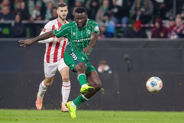 Victor Boniface (SV Werder Bremen, 44) beim Torschuss, schießt auf das Tor, am Ball, Aktion, Action, Spielszene,, DIE DFL-RICHTLINIEN UNTERSAGEN JEGLICHE NUTZUNG VON FOTOS ALS SEQUENZBILDER UND ODER VIDEOA?HNLICHE FOTOSTRECKEN. DFL REGULATIONS PROHIBIT ANY USE OF PHOTOGRAPHS AS IMAGE SEQUENCES AND OR QUASI-VIDEO., 29.11.2025, Bremen (Deutschland), Fussball, Bundesliga, SV Werder Bremen - 1. FC Köln