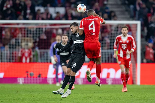 Kopfballduell von Danel Sinani (FC St. Pauli, 10) mit Jonathan Tah (FC Bayern Muenchen, 4) GER, FC Bayern Muenchen vs. FC St. Pauli, Fussball, Bundesliga, 12. Spieltag, Spielzeit 2025 2026, 29.11.2025. (DFL DFB REGULATIONS PROHIBIT ANY USE OF PHOTOGRAPHS as IMAGE SEQUENCES and or QUASI-VIDEO). GER, FC Bayern Muenchen vs. FC St. Pauli, Fussball, Bundesliga, 12. Spieltag, Spielzeit 2025 2026, 29.11.2025. Muenchen Copyright: xEibner-Pressefoto HeikexFeinerx EP_HFR