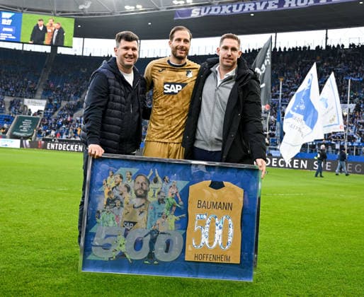 GER, 1.FBL, TSG Hoffenheim vs FC Augsburg 29.11.2025, PreZero Arena, Sinsheim, GER, 1.FBL, TSG Hoffenheim vs FC Augsburg , im Bild Torwart Oliver Baumann (Hoffenheim) wird von Geschäftsführer Andreas Schicker und Geschäftsführer Marketing Tim Jost für sein 500. Bundesligaspiel geehrt. DFL regulations prohibit any use of photographs as image sequences and or quasi-video.