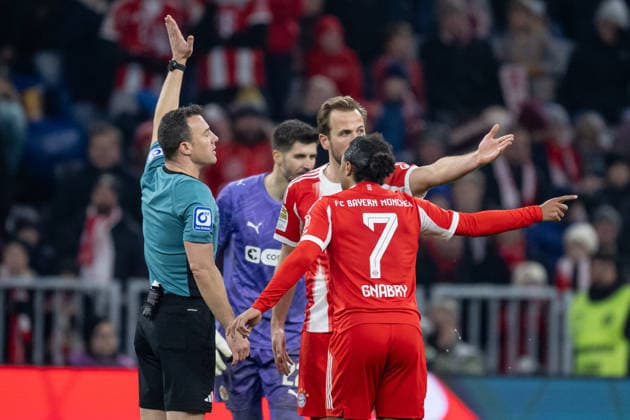 Diskussionen von Harry Kane (FC Bayern Muenchen, 9) und Serge Gnabry (FC Bayern Muenchen, 7) mit Felix Zwayer (Schiedsrichter) zur Anerkennung des Tores zum 3:1 durch Nicolas Jackson (FC Bayern Muenchen, 11) - nicht im Bild GER, FC Bayern Muenchen vs. FC St. Pauli, Fussball, Bundesliga, 12. Spieltag, Spielzeit 2025 2026, 29.11.2025. (DFL DFB REGULATIONS PROHIBIT ANY USE OF PHOTOGRAPHS as IMAGE SEQUENCES and or QUASI-VIDEO). GER, FC Bayern Muenchen vs. FC St. Pauli, Fussball, Bundesliga, 12. Spieltag, Spielzeit 2025 2026, 29.11.2025. Muenchen Copyright: xEibner-Pressefoto HeikexFeinerx EP_HFR
