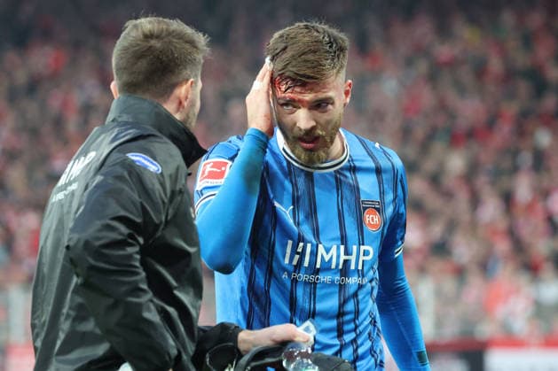 1. Fußball Bundesliga Union Berlin - 1. FC Heidenheim Verletzung, Schmerzen, Foul, Julian Niehues (1. FC Heidenheim, 16) mit Kopfverletzung, blutet, während der Begegnung in der 1. Fußball Bundesliga Union Berlin - 1. FC Heidenheim in Berlin, Stadion An der alten Försterei , am 29.11.2025. DFB regulations prohibit any use of photographs as image sequences and or quasi video. Copyright: xBEAUTIFULxSPORTS Frankex