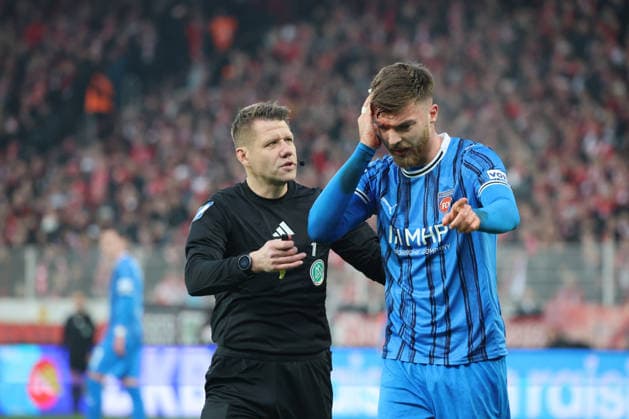 1. Fußball Bundesliga Union Berlin - 1. FC Heidenheim Verletzung, Schmerzen, Foul, Julian Niehues (1. FC Heidenheim, 16) mit Kopfverletzung, blutet, bei ihm Schiedsrichter Patrick Ittrich, während der Begegnung in der 1. Fußball Bundesliga Union Berlin - 1. FC Heidenheim in Berlin, Stadion An der alten Försterei , am 29.11.2025. DFB regulations prohibit any use of photographs as image sequences and or quasi video. *** 1 Soccer Bundesliga Union Berlin 1 FC Heidenheim injury, pain, foul, Julian Niehues 1 FC Heidenheim, 16 with head injury, bleeding, with him referee Patrick Ittrich, during the match in the 1 Soccer Bundesliga Union Berlin 1 FC Heidenheim in Berlin, Stadion An der alten Försterei , on 29 11 2025 DFB regulations prohibit any use of photographs as image sequences and or quasi video Copyright: xBEAUTIFULxSPORTS Frankex