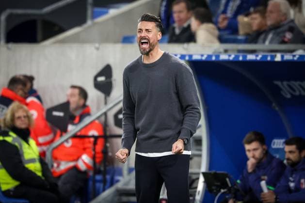 Chef-Trainer Sandro Wagner (FC Augsburg) gibt Anweisungen an die Mannschaft, TSG Hoffenheim vs. FC Augsburg, Fussball, Bundesliga, DFL, Saison 2025 2026, Hinrunde, 12. Spieltag, 29.11.2025 DFB regulations prohibit any use of photographs as image sequences and or quasi-video Sinsheim Baden-Wuerttemberg Deutschland