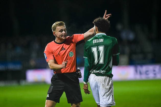-1. FC 1905 Schweinfurt vs. SV Waldhof Mannheim, Sachs-Stadion Football, 3. Liga -1. FC 1905 Schweinfurt vs. SV Waldhof Mannheim 29 Nov 2025 Sachs-Stadion , Schweinfurt, Germany Image: Ekin Ã‡elebi (Schweinfurt) talking with the referee. DFL REGULATIONS PROHIBIT ANY USE OF PHOTOGRAPHS AS IMAGE SEQUENCES AND OR QUASI-VIDEO Schweinfurt Sachs-Stadion Bayern Germany Copyright: xPresseFotoxEvansx