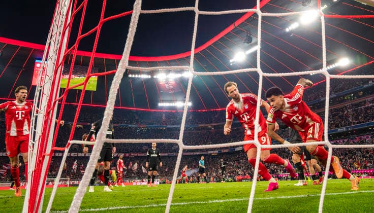 29.11.2025, Fussball Bundesliga 2025 2026, 12.Spieltag, FC Bayern München - FC St. Pauli, in der Allianz-Arena München, Nach dem Tor zum 2:1 von Luis Diaz (re, FC Bayern München) dreht er jubelnd mit Harry Kane (FC Bayern München) ab