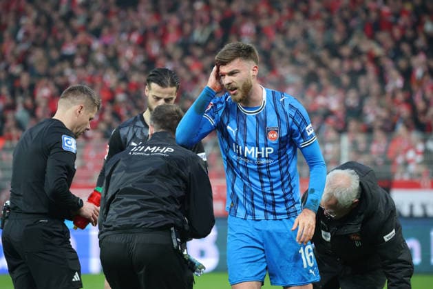 1. Fußball Bundesliga Union Berlin - 1. FC Heidenheim Verletzung, Schmerzen, Foul, Julian Niehues (1. FC Heidenheim, 16) mit Kopfverletzung, blutet, während der Begegnung in der 1. Fußball Bundesliga Union Berlin - 1. FC Heidenheim in Berlin, Stadion An der alten Försterei , am 29.11.2025. DFB regulations prohibit any use of photographs as image sequences and or quasi video. Copyright: xBEAUTIFULxSPORTS Frankex