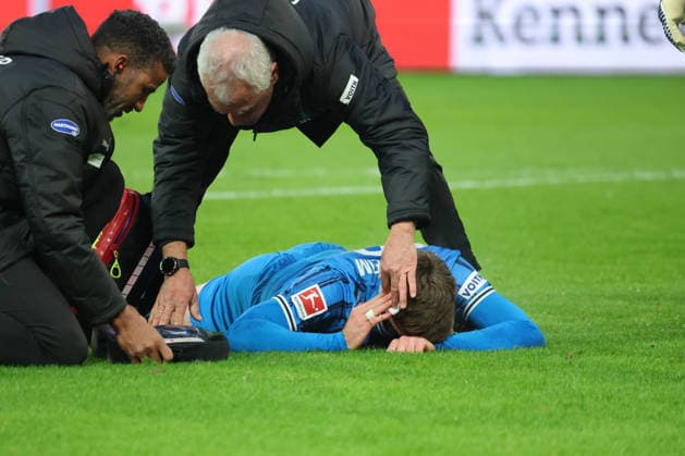 1. Fußball Bundesliga Union Berlin - 1. FC Heidenheim Julian Niehues (1. FC Heidenheim, 16) verletzt am Boden, wird behandelt, blutet, Verletzung, Schmerzen, Foul während der Begegnung in der 1. Fußball Bundesliga Union Berlin - 1. FC Heidenheim in Berlin, Stadion An der alten Försterei , am 29.11.2025. DFB regulations prohibit any use of photographs as image sequences and or quasi video. Copyright: xBEAUTIFULxSPORTS Frankex