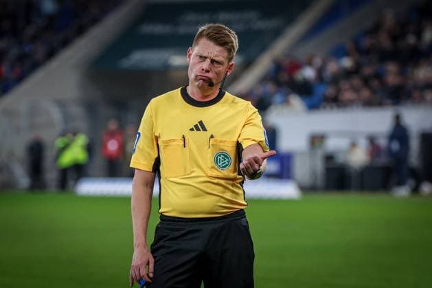 Referee Schiedsrichter Christian Dingert gestikuliert, TSG Hoffenheim vs. FC Augsburg, Fussball, Bundesliga, DFL, Saison 2025 2026, Hinrunde, 12. Spieltag, 29.11.2025 DFB regulations prohibit any use of photographs as image sequences and or quasi-video Sinsheim Baden-Wuerttemberg Deutschland