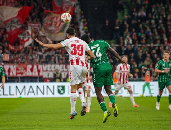Deutschland: Fussball Bundesliga 2025 26, 8. Spieltag - SV Werder Bremen vs 1. FC Köln - Weserstadion-Stadion (Bremen): Victor Boniface (SV Werder Bremen, 44) Cenk Özkacar Cenk Oezkacar (1. FC Köln, 39) Bremen Copyright: xAymanxAlahmedx