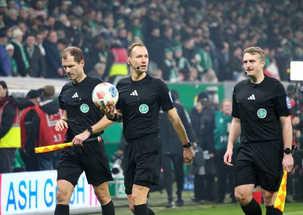 Deutschland: Fussball Bundesliga 2025 26, 8. Spieltag - SV Werder Bremen vs 1. FC Köln - Weserstadion-Stadion (Bremen): SchiedsrichterBastian Dankert 1. AssistentRenÃ Rohde 2. AssistentRobert Wessel Bremen Copyright: xAymanxAlahmedx