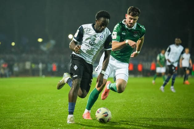Fussball: 3. Liga, Finalspiel 1, 1. FC Schweinfurt 05 - SV Waldhof Mannheim am 29.11.2025 in Schweinfurt (Sachs-Stadion ), Deutschland, Saison 2025 2026: DFB DFL REGULATIONS PROHIBIT ANY USE OF PHOTOGRAPHS as IMAGE SEQUENCES and or QUASI-VIDEO: Kennedy Okpala (32, SVWM) im Zweikampf mit Lucas Zeller (6, S05). Schweinfurt Sachs-Stadion Deutschland Copyright: xChristophxKinzingerx