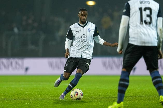 Fussball: 3. Liga, Finalspiel 1, 1. FC Schweinfurt 05 - SV Waldhof Mannheim am 29.11.2025 in Schweinfurt (Sachs-Stadion ), Deutschland, Saison 2025 2026: DFB DFL REGULATIONS PROHIBIT ANY USE OF PHOTOGRAPHS as IMAGE SEQUENCES and or QUASI-VIDEO: Adama Diakhaby (27, SVWM) im Fokus. Schweinfurt Sachs-Stadion Deutschland Copyright: xChristophxKinzingerx