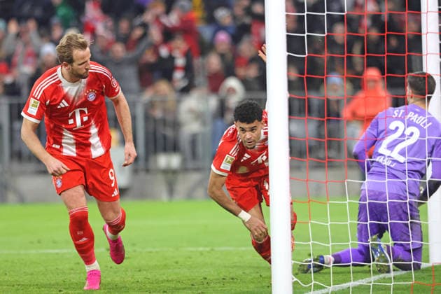 v.l. 9 Harry Kane, 14 Luis Diaz (FCB) bejubeln das Tor zum 2-1. 22 Nikola Vasilj (Pauli) am Boden Fussball 1. BL FC Bayern München - FC St. Pauli 29.11.2025 Allianz Arena FOTO: Mladen Lackovic LakoPress
