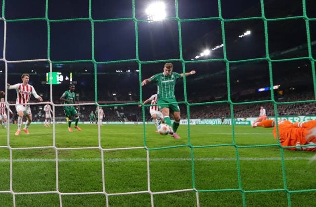 GER, 1.FBL SV Werder Bremen vs.1.FC Koeln 29.11.2025, wohninvest Weserstadion, Bremen, GER, 1.FBL SV Werder Bremen vs.1.FC Koeln im Bild picture shows Kein Tor Abseits, Keke Topp (SV Werder Bremen 09) schiesst den Ball uns Tor von Torwart Marvin Schwäbe Marvin Schwaebe (1.FC Koeln 01) aufgenommen mit der Hintertor Remote Kamera