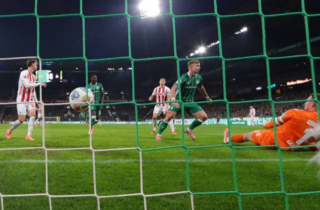 GER, 1.FBL SV Werder Bremen vs.1.FC Koeln 29.11.2025, wohninvest Weserstadion, Bremen, GER, 1.FBL SV Werder Bremen vs.1.FC Koeln im Bild picture shows Kein Tor Abseits, Keke Topp (SV Werder Bremen 09) schiesst den Ball uns Tor von Torwart Marvin Schwäbe Marvin Schwaebe (1.FC Koeln 01) aufgenommen mit der Hintertor Remote Kamera